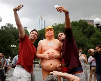 Estátua nua de Donald Trump vira atração em Nova York