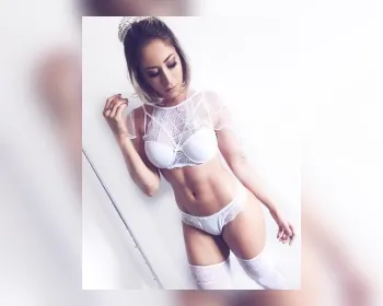 Carol Narizinho surge sexy de lingerie e participa de desfile