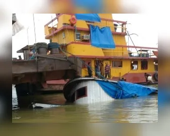 Balsa passa por cima de barco e uma pessoa morre no Rio Madeira, em RO