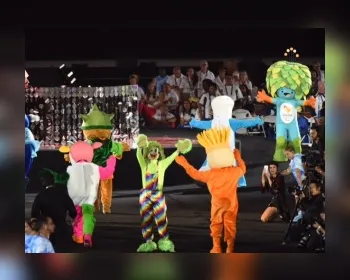 Mascote Tom dança ao lado do grupo Carreta Furacão no Maracanã