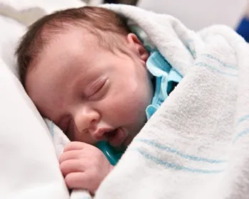 Nascida duas vezes: bebê é retirada de útero, operada, e colocada de volta 
