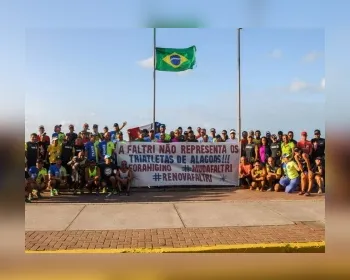 Na orla de Maceió, atletas de triathlon protestam contra federação alagoana