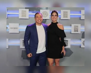 Wesley Safadão é criticado por foto com mulher e rebate: 'Me faz feliz'