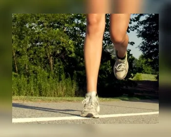 Andar e correr descalço faz bem à saúde? 