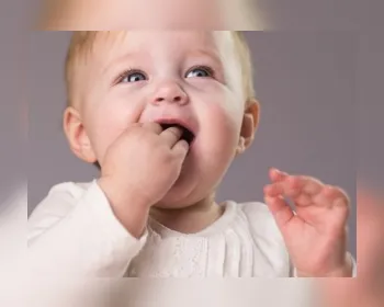 Por que os bebês colocam tudo na boca?
