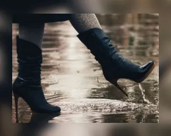 Veja dicas para recuperar os sapatos após serem ensopados pela chuva
