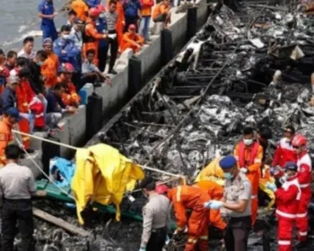 Incêndio na Indonésia deixa mais de 20 mortos e 17 desaparecidos