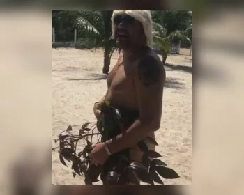 Tiririca posta vídeo pelado na praia e seguidora elogia: 'Que bumbum!'