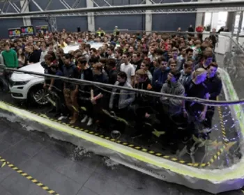 Bolha de sabão gigante engloba 275 pessoas e carro na República Tcheca