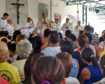 Fiéis veneram imagem de Aparecida em missa do Ano Santo Mariano 