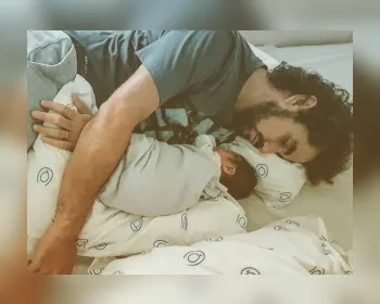 Felipe Andreoli posta foto com o filho recém-nascido e se derrete: 'Gratidão'
