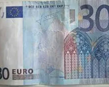 Freguês paga bebidas com nota falsa de 30 euros em pub de Dublin