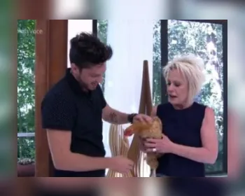Ana Maria Braga dá uma galinha de presente para Luiz Felipe: Não vai faltar ovo