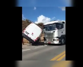 VÍDEO: Van e caminhão-tanque colidem em trecho da BR-101 em Campo Alegre