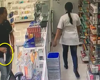 Vídeo mostra homem armado com faca rendendo funcionários de drogaria