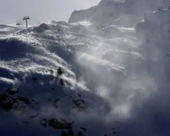 Avalanche atinge esquiadores em estação de esqui na França