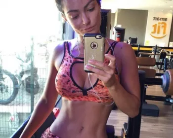 Laura Keller faz selfie na academia e cinturinha chama a atenção