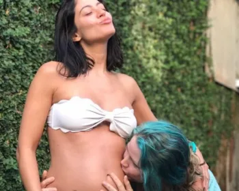 Carol Castro mostra a barriguinha de grávida em foto de biquíni