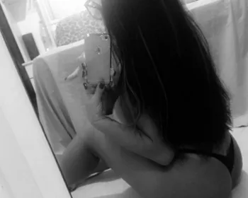 Solange Gomes sensualiza para selfie só de calcinha fio-dental
