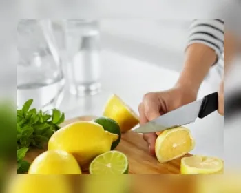Água morna com limão ajuda a emagrecer; mito ou verdade?