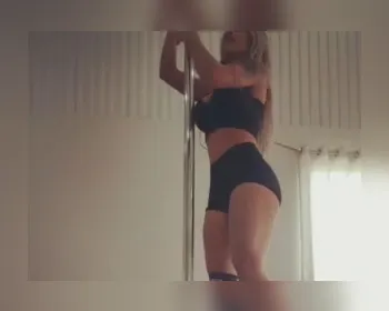 Ex-BBB Vanessa Mesquita sensualiza em aula de pole dance