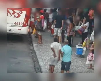 VÍDEO: Policiais param ônibus, prendem dois e evitam assalto a coletivo