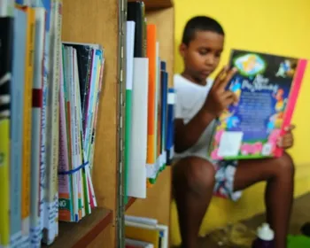 Bibliotecas em casas de voluntários reúnem 40 mil livros para empréstimo no DF