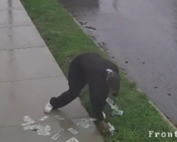 Ladrão ciclista é visto parando para juntar dinheiro que caiu durante fuga
