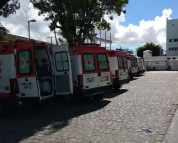 VÍDEO: Com superlotação e falta de macas, ambulâncias ficam paradas no HGE