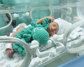 Polvos de crochê ajudam a acalmar bebês prematuros em Curitiba