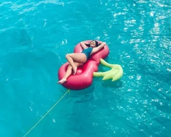 Demi Lovato curte sol na piscina e posa belíssima de biquíni