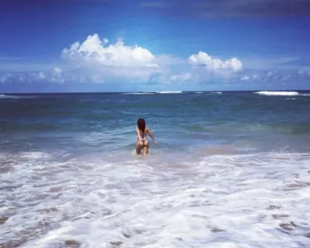 Grávida, Juliana Alves vai à praia: "primeiro banho de mar com a mamãe"