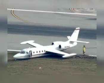 Avião faz pouso de emergência e sai na pista em aeroporto na Flórida