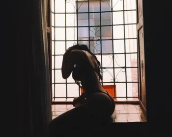 Kylie Jenner seduz com calcinha fio dental em foto na janela