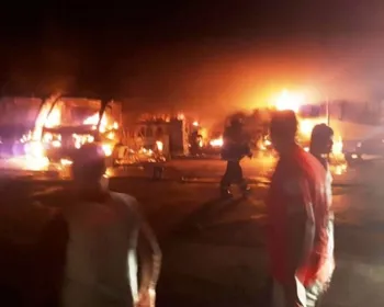 Incêndio destrói 4 ônibus e 1 caçamba em garagem de empresa no Pilar 