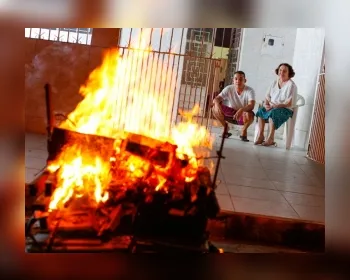 Famílias mantêm tradição de montar fogueira na véspera de Santo Antônio