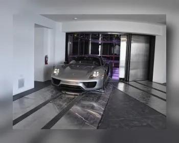 Conheça o prédio da Porsche que tem elevador para estacionar carro na sala