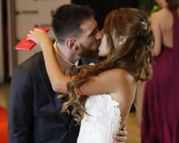 Lionel Messi se casa com namorada de infância na Argentina