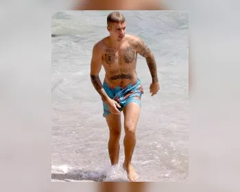 Justin Bieber mostra corpo sarado em praia francesa