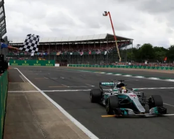 Hamilton sobra na Inglaterra, vence e reduz para um ponto diferença para Vettel