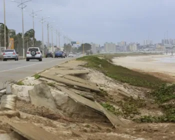 Ressaca do mar e erosão costeira provocam danos na orla urbana de Maceió