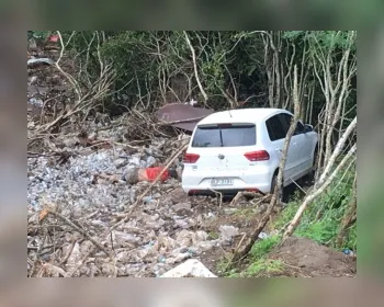 Corpo é encontrado ao lado de carro em local de difícil acesso, em Palmeira