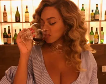 Um mês após dar à luz gêmeos, Beyoncé toma vinho e exibe decotão