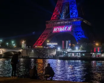 "Neymarmania": craque é recebido como rei e vira febre instantânea em Paris