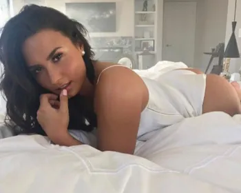 Demi Lovato posa sensual e exibe bumbum na cama em clique arrasador
