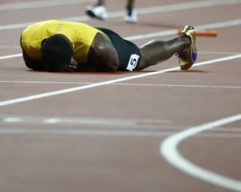 Dor no adeus: Bolt sente lesão e sai de cena sem cruzar a linha final no 4x100m