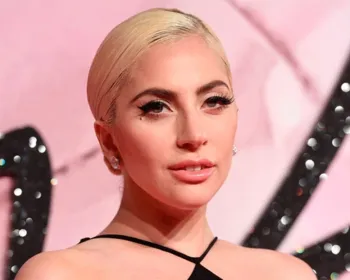 Lady Gaga dá dinheiro para moradores de rua após show em San Francisco