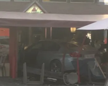 Motorista entra com carro em pizzaria na França, mata adolescente e fere 12
