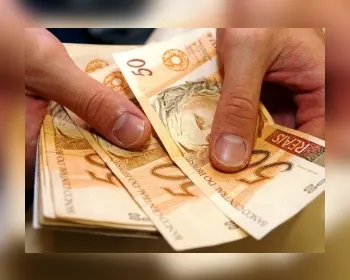 Sobe número de brasileiros que vão usar 13º para pagar dívidas