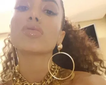 Anitta usa, na gravação de videoclipe, colar avaliado em R$ 11,2 mil 
